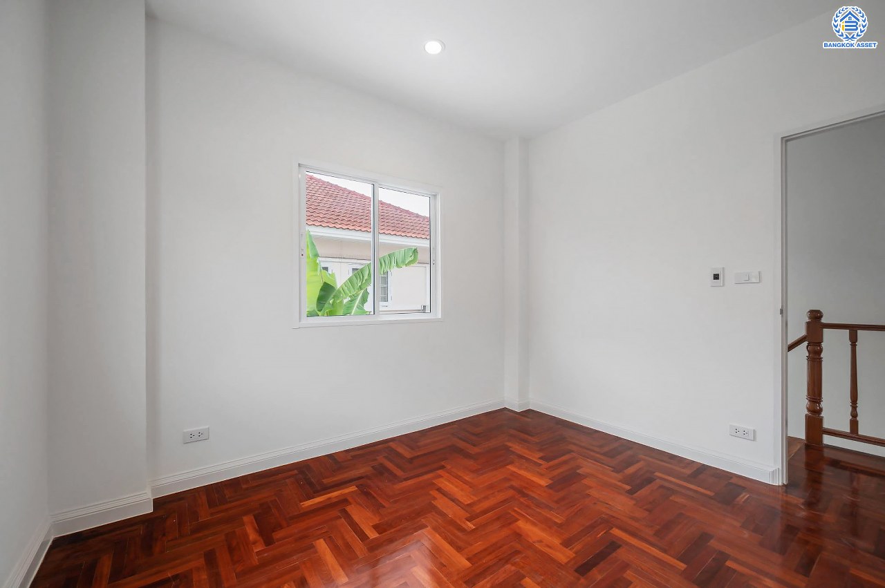 บ้านมือสองตกแต่งใหม่ โครงการ มณีรินทร์ เลคแอนด์พาร์ค ราชพฤกษ์-ติวานนท์ เนื้อที่ 64.1 ตร.ว. ฟังก์ชัน 4 ห้องนอน 3 ห้องน้ำ 1 ห้องอเนกประสงค์ จอดรถได้ 2 คัน บรรยากาศเงียบสงบเป็นส่วนตัว สิ่งอำนวยความสะดวกมากมาย บนทำเลติดถนนใหญ่ เชื่อมต่อถนนราชพฤกษ์ ใกล้จุดขึ้นทางด่วน "ศรีสมาน"...